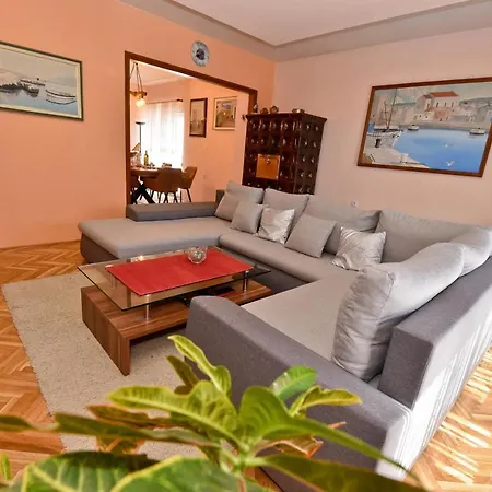 Guest house Holiday Agava Razanac